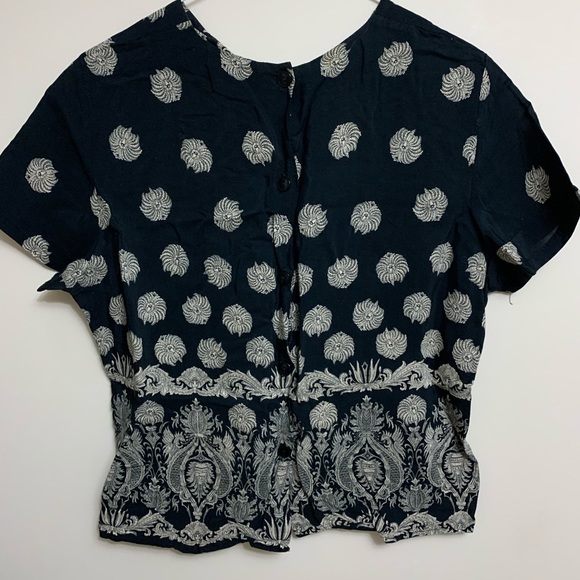 Patterned cropped top. - Picture 2 of 3